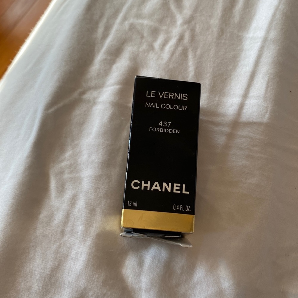 I selling because I have a lot size 13ml 04floz color Red Chanel New York 487 Ny